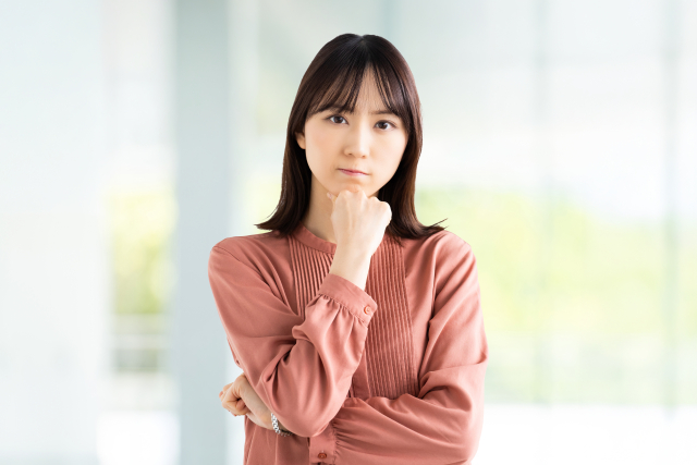 考えている女性の写真